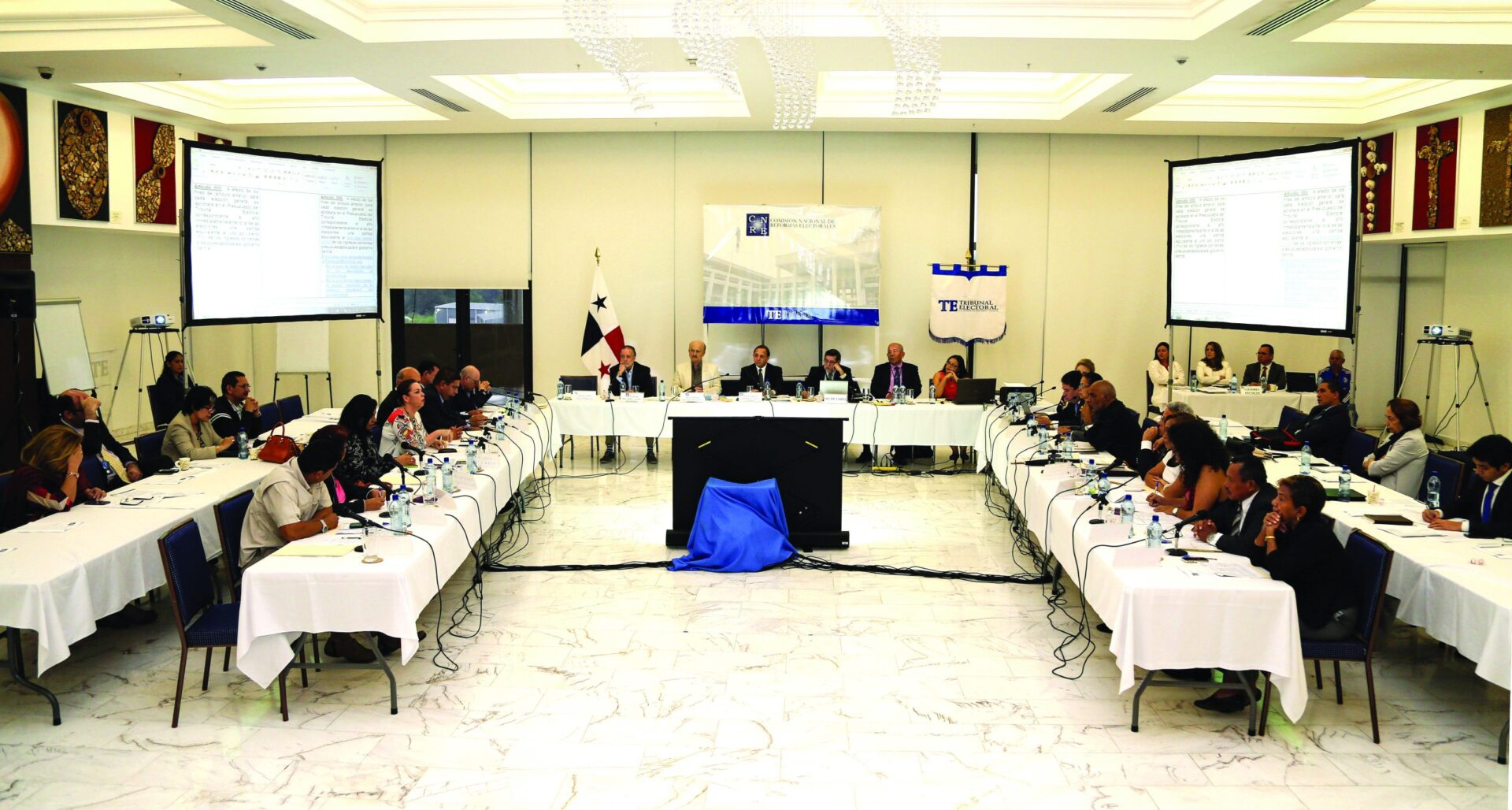 on-stage panel
Panelistas discuten en Inmobiliare Summits sobre el plan urbano de Mazatlán. Conferencia de real estate en México, LATAM.