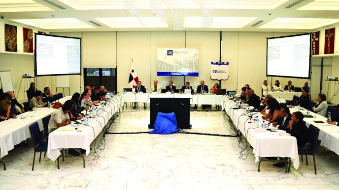 on-stage panel
Panelistas discuten en Inmobiliare Summits sobre el plan urbano de Mazatlán. Conferencia de real estate en México, LATAM.