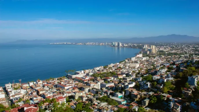 Panorámica de Puerto Vallarta, México, mostrando su costa y edificios. Análisis sobre la burbuja inmobiliaria en México. Vista aérea urbana.