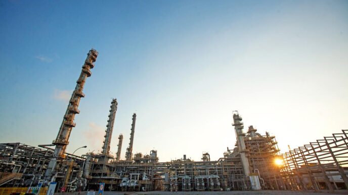 Vista de una planta de expansión de etileno y polietileno bajo un cielo azul, resaltando la sostenibilidad en la producción petroquímica moderna.
