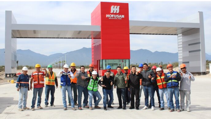 venue/architecture
Grupo de trabajadores posa frente a Hofusan Industrial Park. Inversión en real estate en México. Parque industrial, near Monterrey.