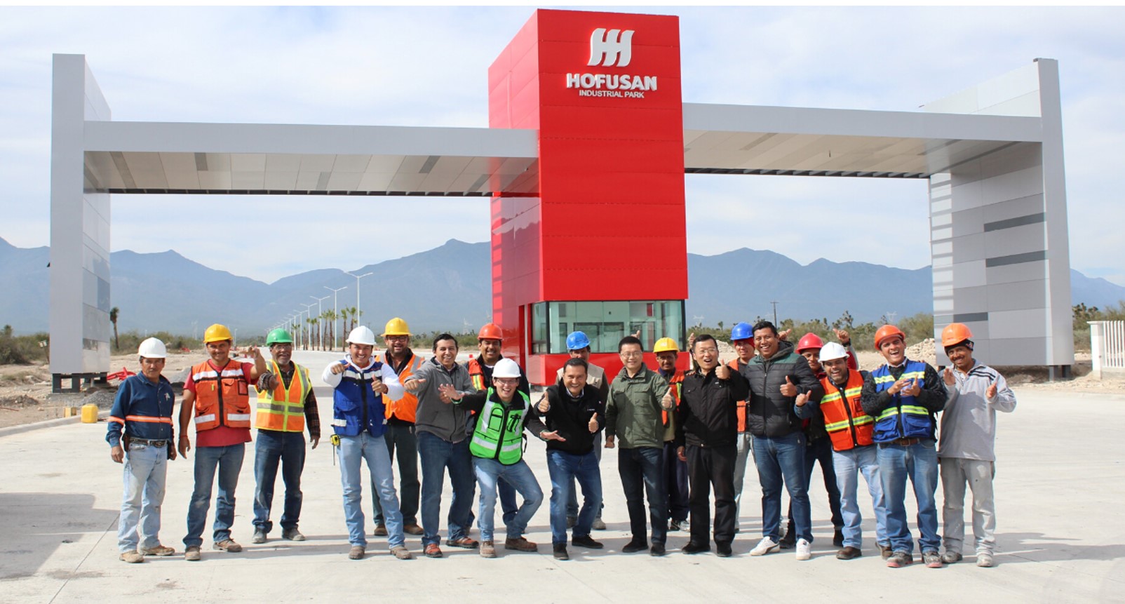 venue/architecture
Grupo de trabajadores posa frente a Hofusan Industrial Park. Inversión en real estate en México. Parque industrial, near Monterrey.
