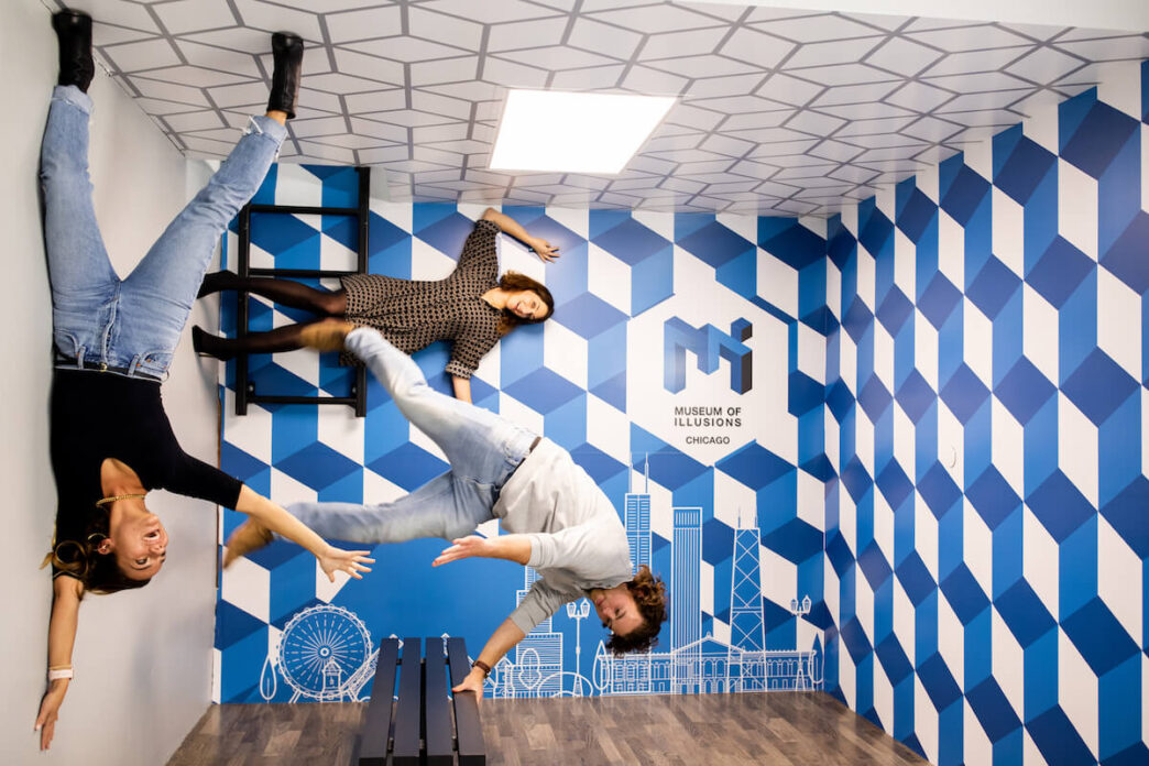 venue/architecture

Visitantes disfrutan la ilusión óptica en el Museo de las Ilusiones Chicago. Experiencia inmersiva en la ciudad.