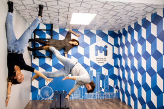 venue/architecture

Visitantes disfrutan la ilusión óptica en el Museo de las Ilusiones Chicago. Experiencia inmersiva en la ciudad.