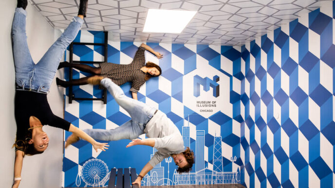 venue/architecture

Visitantes disfrutan la ilusión óptica en el Museo de las Ilusiones Chicago. Experiencia inmersiva en la ciudad.