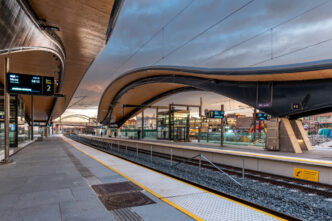Estación de tren moderna con andenes y techo curvo. Arquitectura urbana en Noruega. Destino para Inmobiliare Summits LATAM.