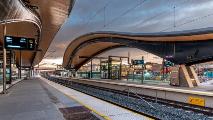 Estación de tren moderna con andenes y techo curvo. Arquitectura urbana en Noruega. Destino para Inmobiliare Summits LATAM.
