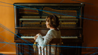 speakers/headshot
Retrato de perfil de una mujer sentada frente a un piano antiguo. Concepto musical. Inmobiliare Summits.