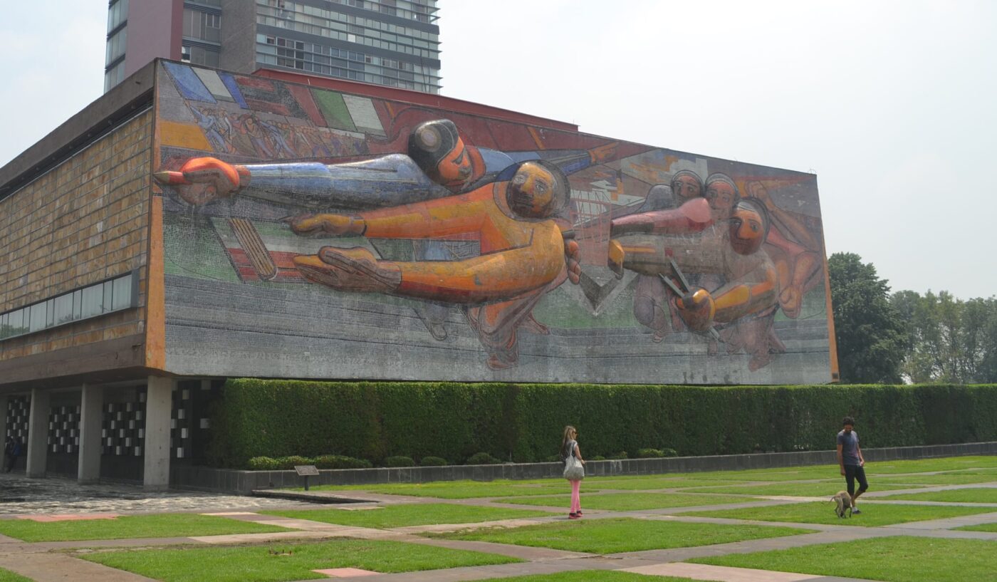 venue/architecture
Mural en la Facultad de Arquitectura UNAM, Ciudad de México. Diseño icónico para eventos Inmobiliare Summits. Espacio clave para real estate LATAM.