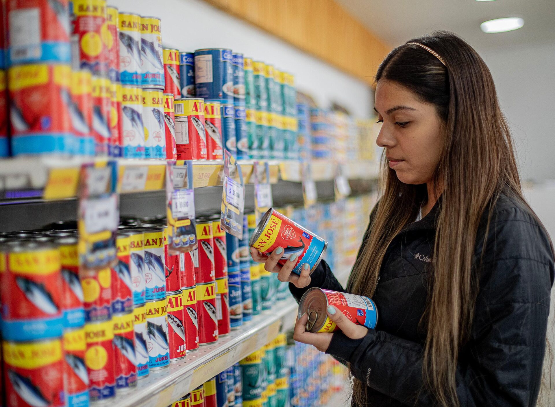 networking/expo

Mujer examina latas de atún San José en supermercado. Falabella apuesta por crecimiento de Sodimac con nuevas tiendas.