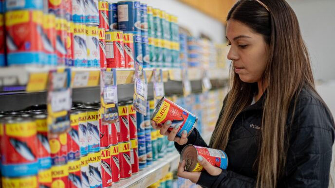 networking/expo

Mujer examina latas de atún San José en supermercado. Falabella apuesta por crecimiento de Sodimac con nuevas tiendas.