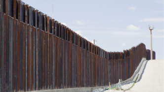 Imagen de la frontera mostrando la construcción de un muro industrial. Refleja la falta de espacio industrial que detona la construcción en la zona.