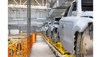 Línea de producción de Faurecia en Apodaca. Carrocerías de autos en serie, parte de la inversión de 147 mdd en nuevas plantas. Industria automotriz.