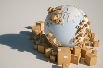 Conceptual. Representación del sector de la industria logística en LATAM. Cajas de cartón rodean un globo terráqueo.