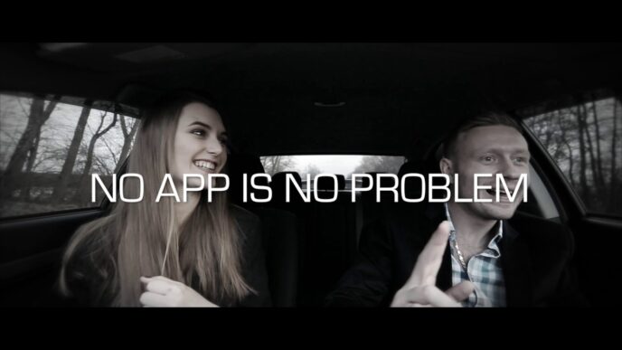 Una pareja sonriente en un coche con el texto superpuesto "NO APP IS NO PROBLEM". Fibra Danhos invierte en proyectos industriales y turísticos.