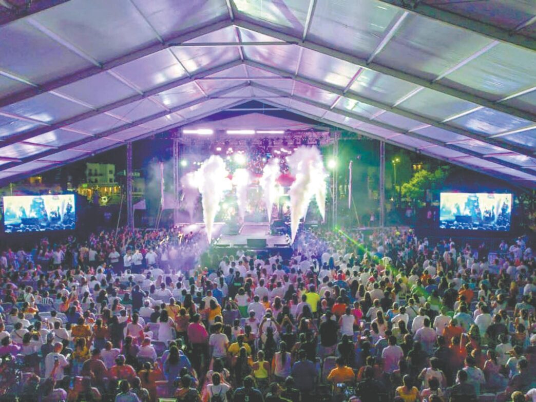 city/destination
Gran multitud disfruta concierto al aire libre en México. Evento de ciudad con escenario iluminado y pantallas gigantes. #InmobiliareSummits #Mexico