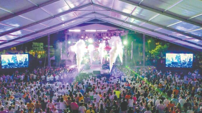 city/destination
Gran multitud disfruta concierto al aire libre en México. Evento de ciudad con escenario iluminado y pantallas gigantes. #InmobiliareSummits #Mexico