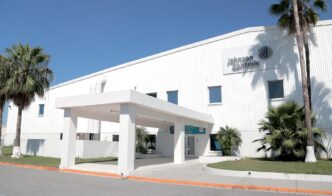 Venue/architecture.

Fachada de Johnson Controls en México. Fibra Educa adquiere propiedades en Torreón y Tijuana. Inmobiliare Summits destaca inversión en real estate.