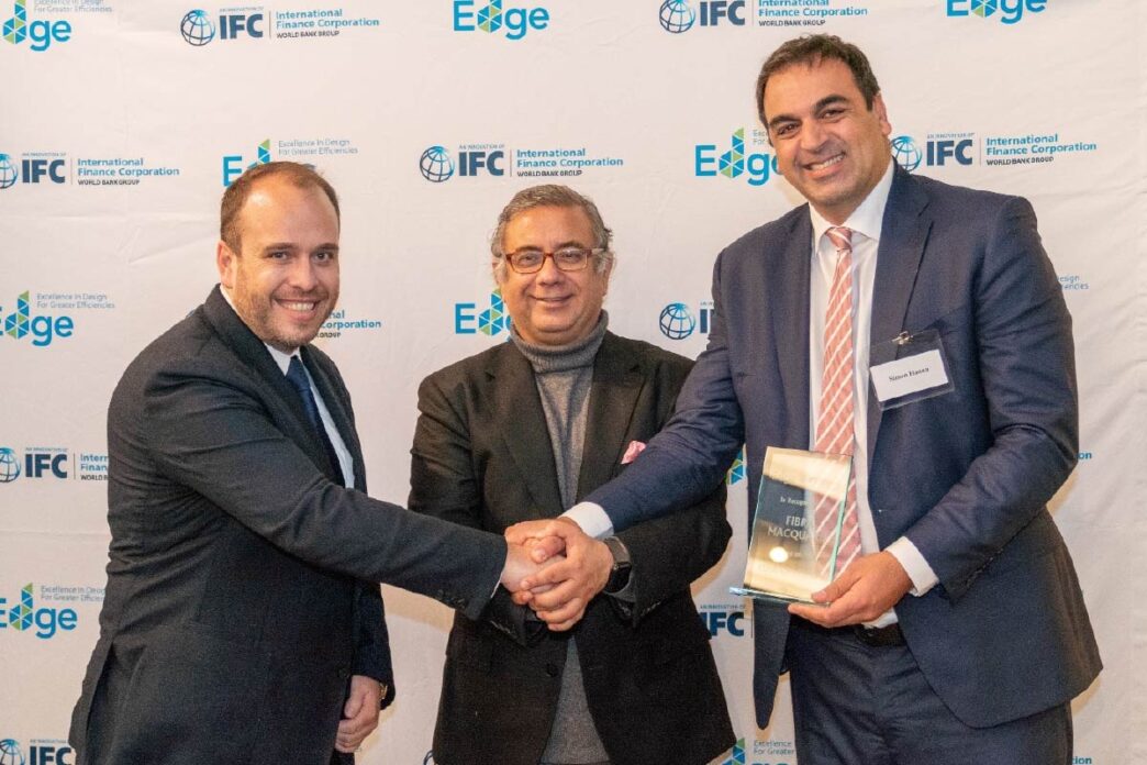 Entrega de certificación EDGE a Fibra Macquarie en Inmobiliare Summits. Speakers estrechan manos en evento de real estate en México.