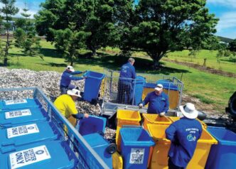 speakers/headshot

Equipo recolecta conchas de ostión en contenedores. Proyecto sustentable de bienes raíces en México.