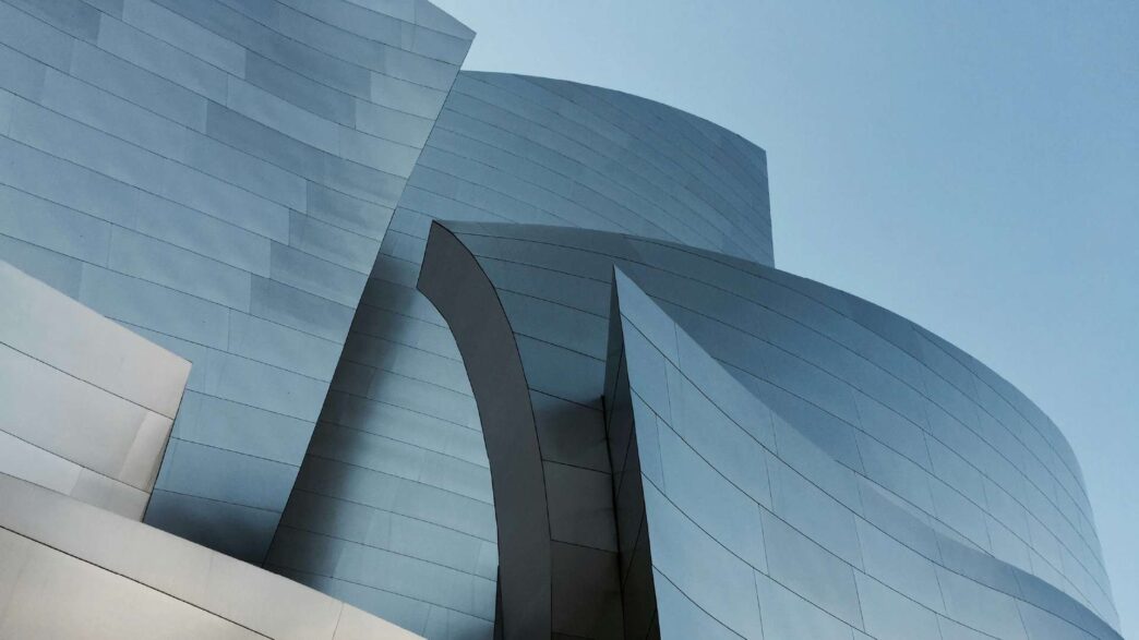 Venue/architecture.
Arquitectura vanguardista en ciudad sede de Inmobiliare Summits LATAM. Diseño icónico para eventos de real estate y networking en México.