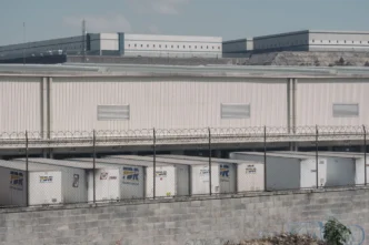 Vista de almacenes industriales en Monterrey, reflejando la inversión de FIBRA Mty con inversionistas internacionales. Muestra la actividad logística.