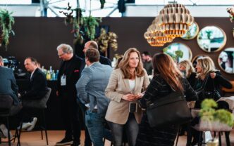 networking/expo
Asistentes conversan en Inmobiliare Summits, evento de real estate en México. Networking en conferencia LATAM.