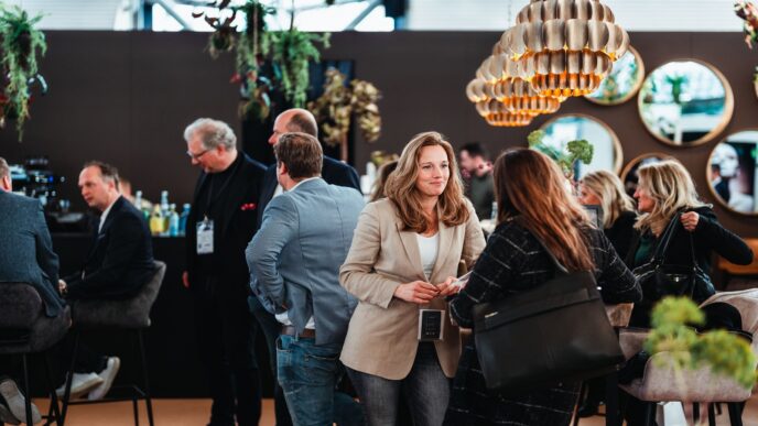 networking/expo
Asistentes conversan en Inmobiliare Summits, evento de real estate en México. Networking en conferencia LATAM.