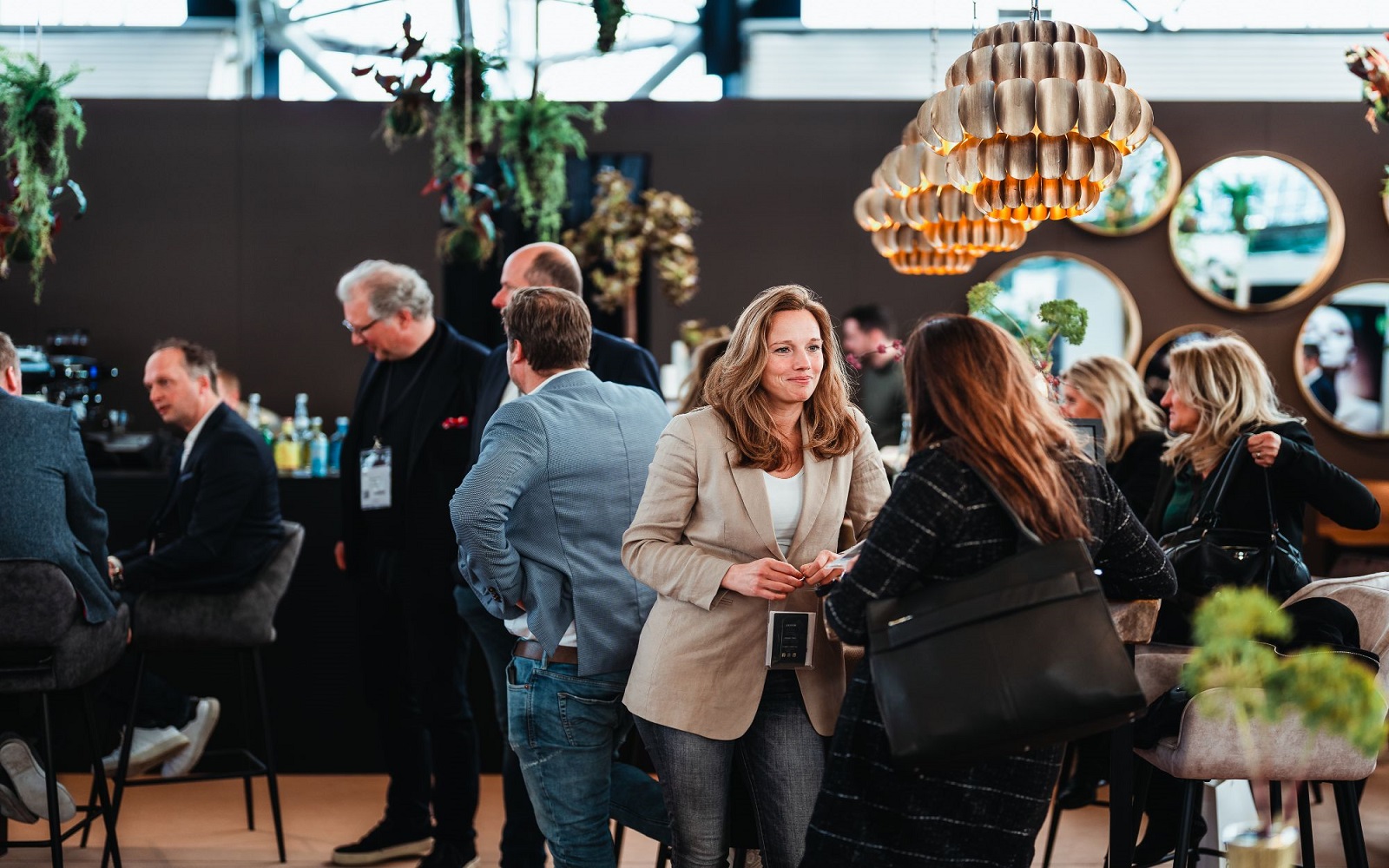 networking/expo
Asistentes conversan en Inmobiliare Summits, evento de real estate en México. Networking en conferencia LATAM.