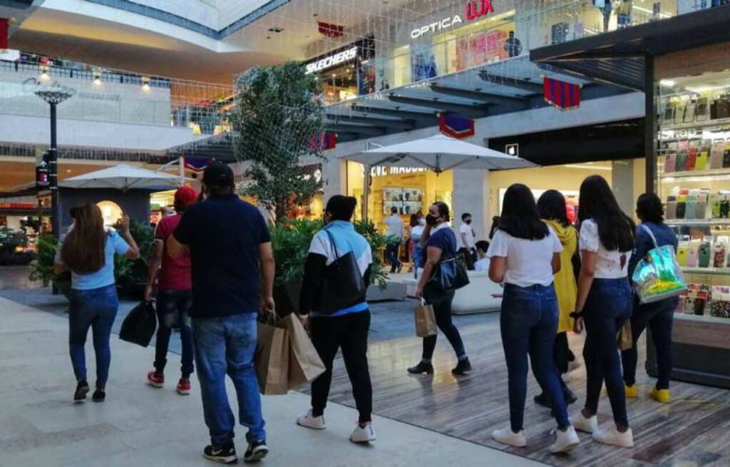 Asistentes recorren el centro comercial La Perla en Guadalajara, uno de los proyectos clave del portafolio de Fibra Shop.