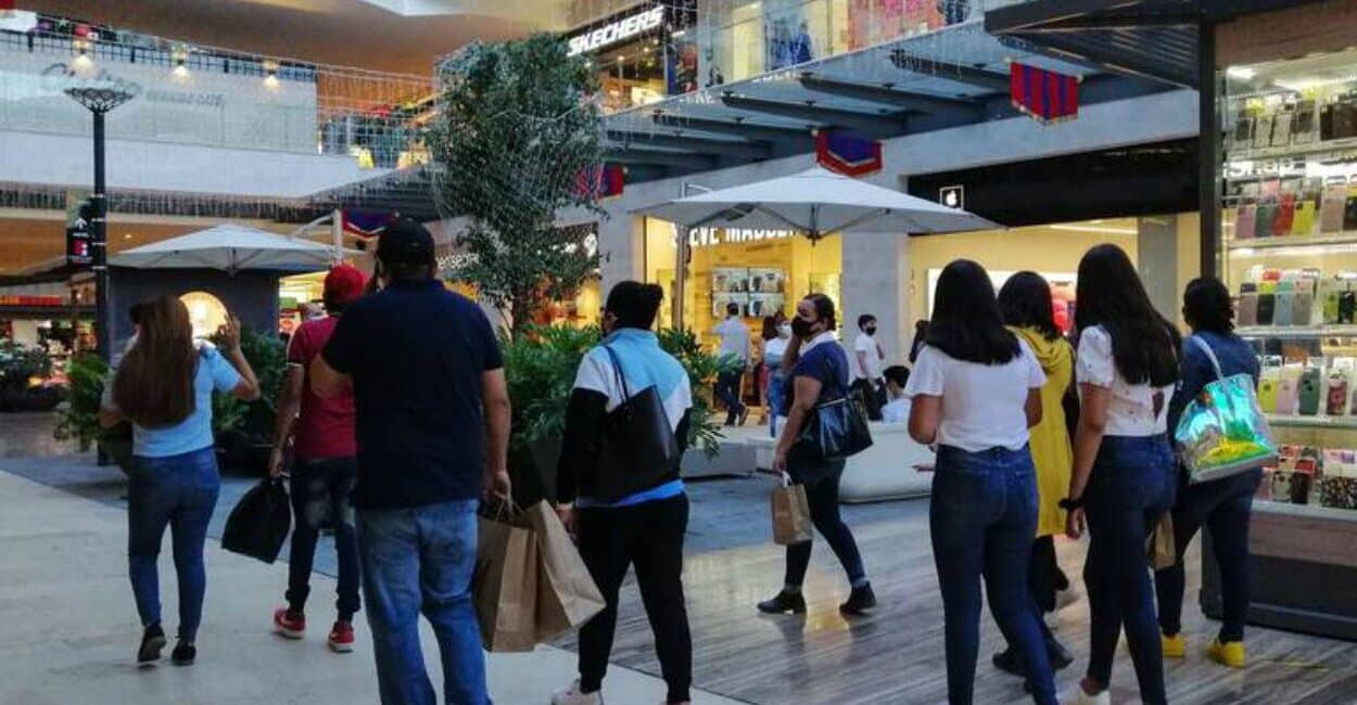 venue/architecture
Asistentes recorren el centro comercial La Perla en Guadalajara durante Inmobiliare Summits. El evento impulsa el sector real estate en México.