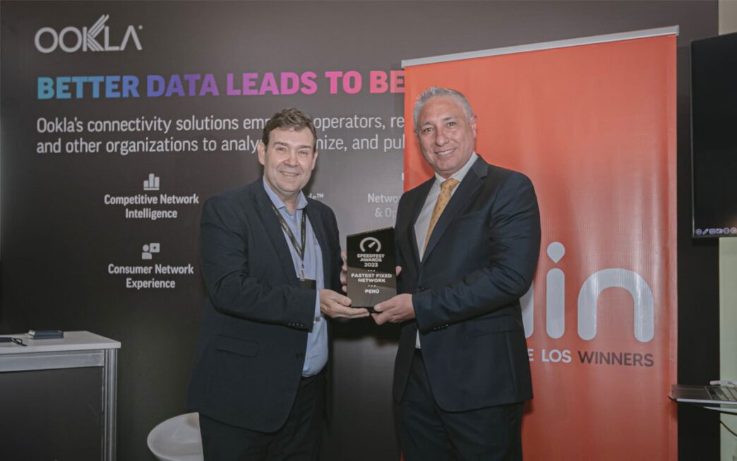 networking/expo
Entrega de premio en Inmobiliare Summits. Dos hombres sostienen el premio Speedtest Awards 2023. Evento real estate en México.