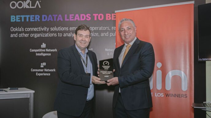 networking/expo
Entrega de premio en Inmobiliare Summits. Dos hombres sostienen el premio Speedtest Awards 2023. Evento real estate en México.