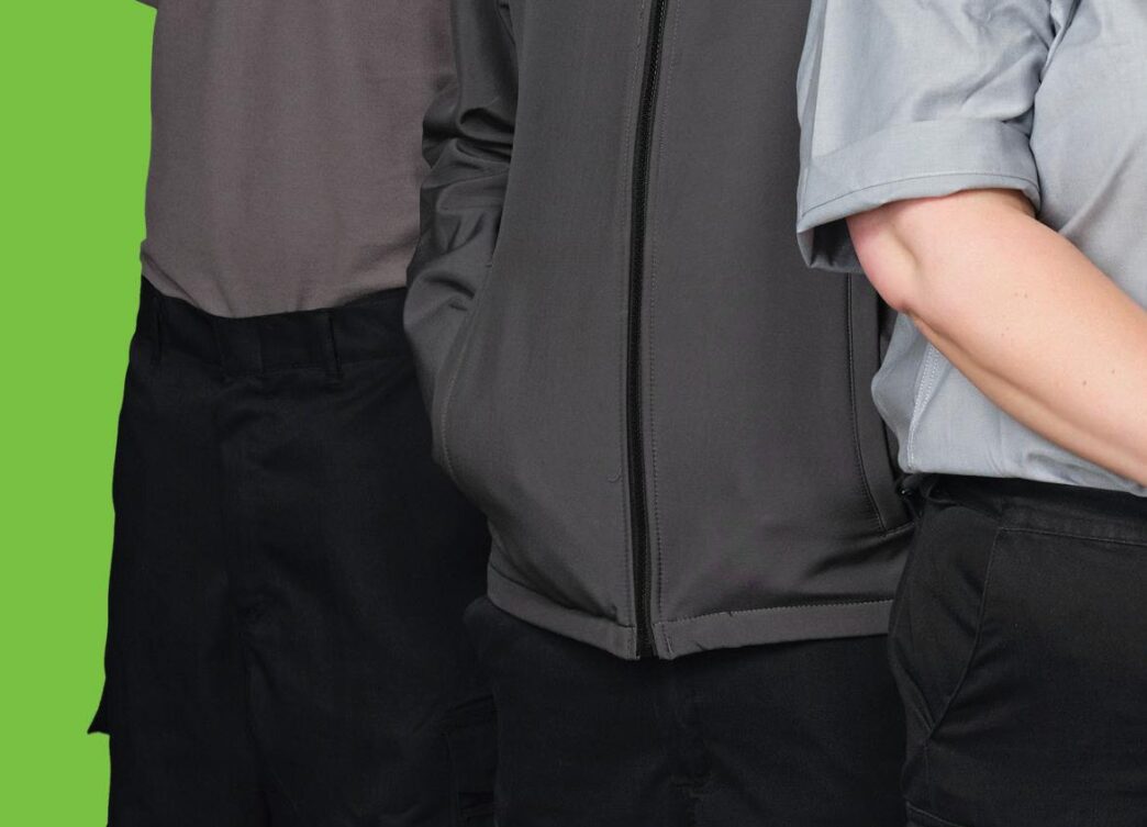 Sponsors/branding.

Equipo de Inmobiliare Summits, real estate, en México, LATAM, con uniformes grises y negros. Promoción de marca en evento.