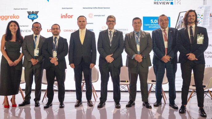 Panelistas en Inmobiliare Summits, conferencia de real estate en México, LATAM. Oradores y patrocinadores posan en el evento anual.