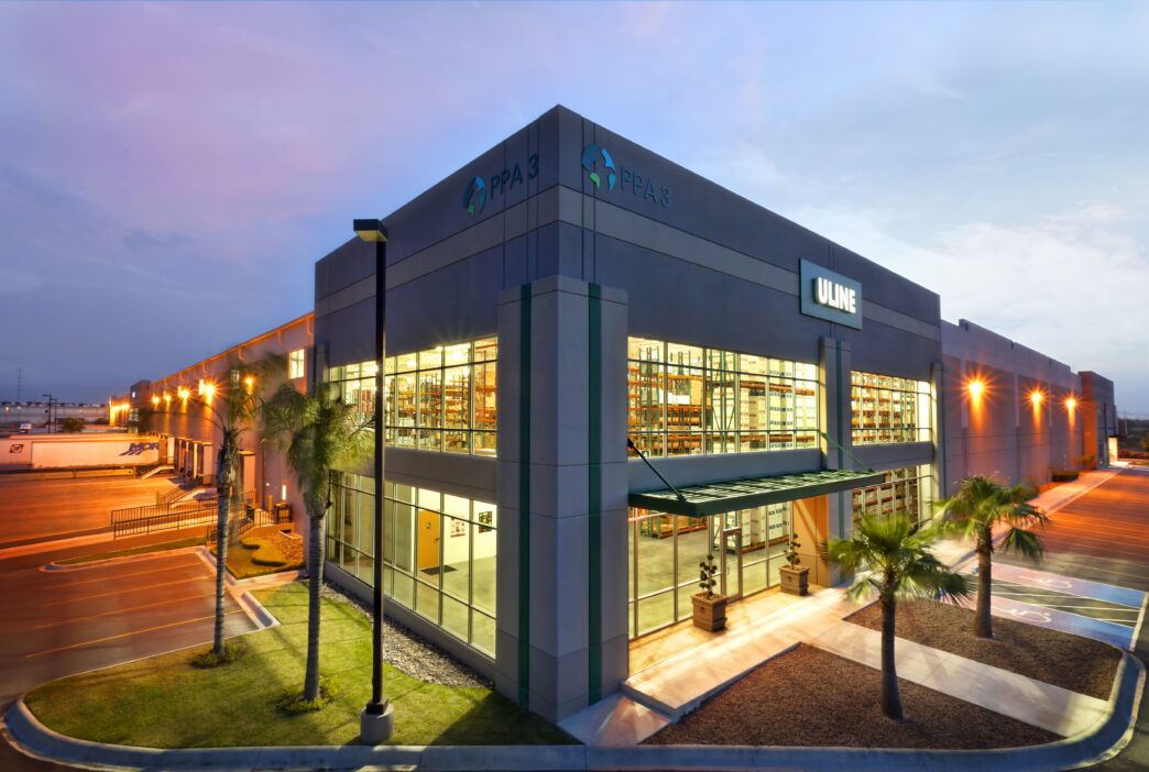 venue/architecture
Edificio Uline al atardecer. Arquitectura moderna con palmeras. #realestate #venue #Mexico