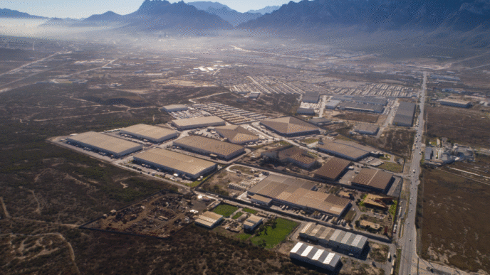 venue/architecture
Vista aérea de parque industrial en Monterrey, México. Inmobiliare Summits analiza el auge del sector real estate en LATAM.