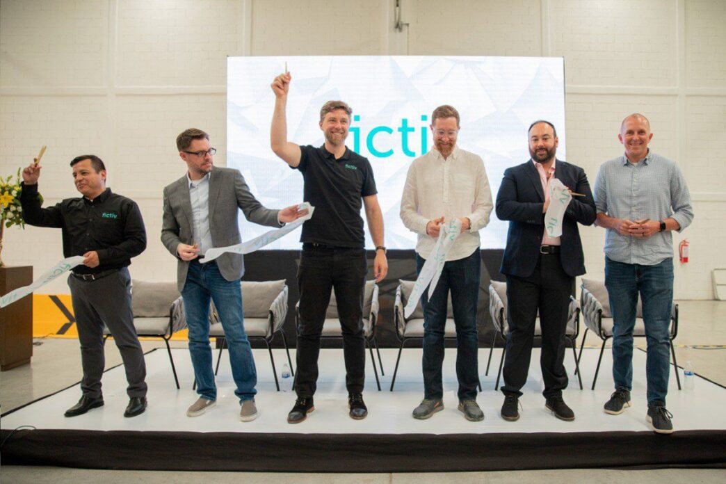 Inauguración del Centro de Excelencia Fictiv en México. Directivos cortan listón en evento de real estate. Fictiv apuesta por México.