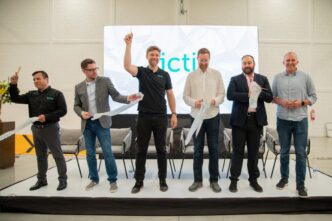 Inauguración del Centro de Excelencia Fictiv en México. Directivos cortan listón en evento de real estate. Fictiv apuesta por México.