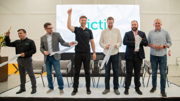 Inauguración del Centro de Excelencia Fictiv en México. Directivos cortan listón en evento de real estate. Fictiv apuesta por México.