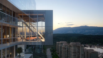 venue/architecture
Vista del diseño arquitectónico moderno en Inmobiliare Summits, con un puente acristalado que conecta edificios. Diseño urbano en México/LATAM.