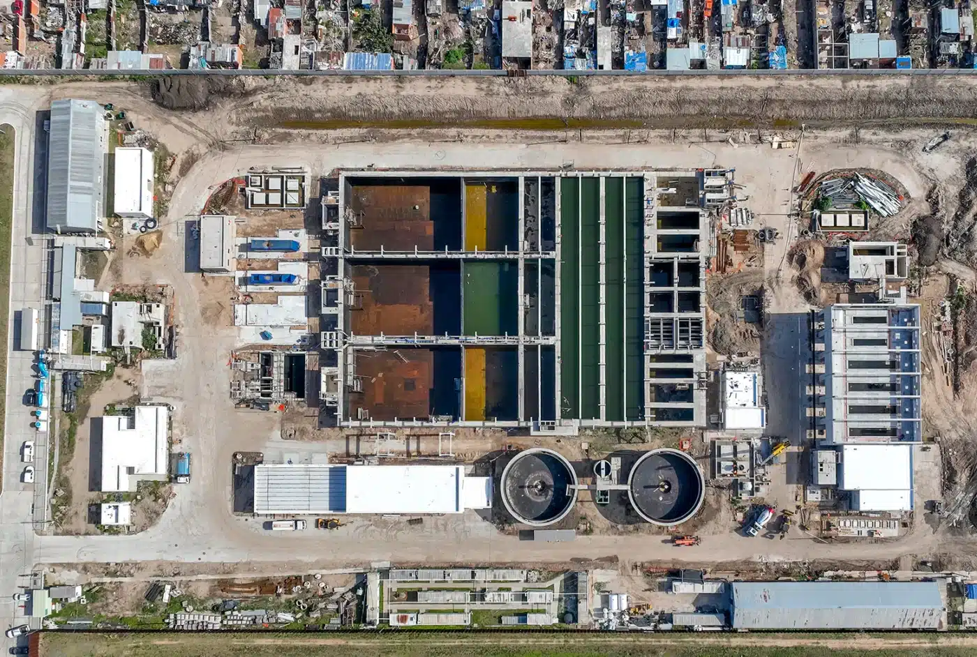 Vista aérea del Parque Industrial Curtidor de Lanús, Buenos Aires. Plantas de tratamiento, tanques y edificios en una zona industrial.