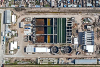 Vista aérea del Parque Industrial Curtidor de Lanús, Buenos Aires. Plantas de tratamiento, tanques y edificios en una zona industrial.