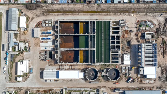 Vista aérea del Parque Industrial Curtidor de Lanús, Buenos Aires. Plantas de tratamiento, tanques y edificios en una zona industrial.