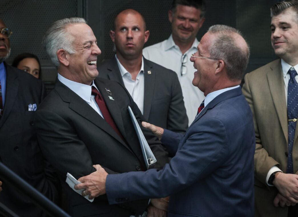 speakers/headshot
Oradores ríen durante Inmobiliare Summits. Evento real estate en México con speakers clave. Networking y conferencias LATAM.