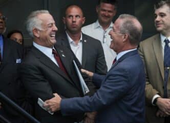 speakers/headshot
Oradores ríen durante Inmobiliare Summits. Evento real estate en México con speakers clave. Networking y conferencias LATAM.