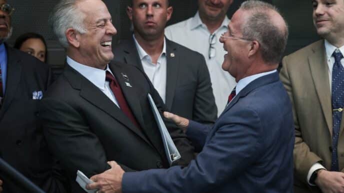 speakers/headshot
Oradores ríen durante Inmobiliare Summits. Evento real estate en México con speakers clave. Networking y conferencias LATAM.