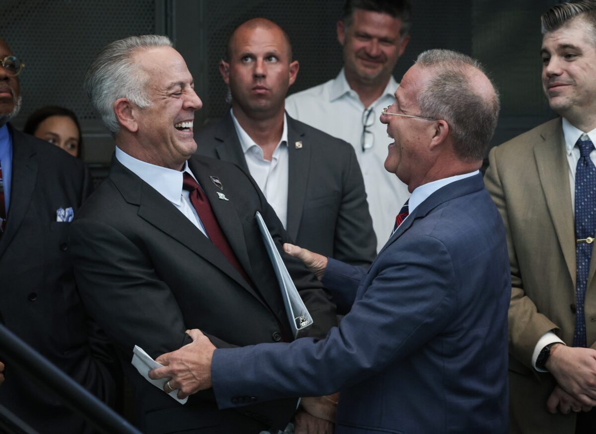 speakers/headshot
Oradores ríen durante Inmobiliare Summits. Evento real estate en México con speakers clave. Networking y conferencias LATAM.