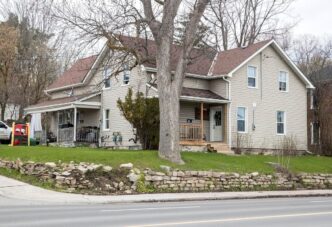 venue/architecture

Fachada de una casa de dos pisos con revestimiento de vinilo y un gran árbol en el patio delantero.