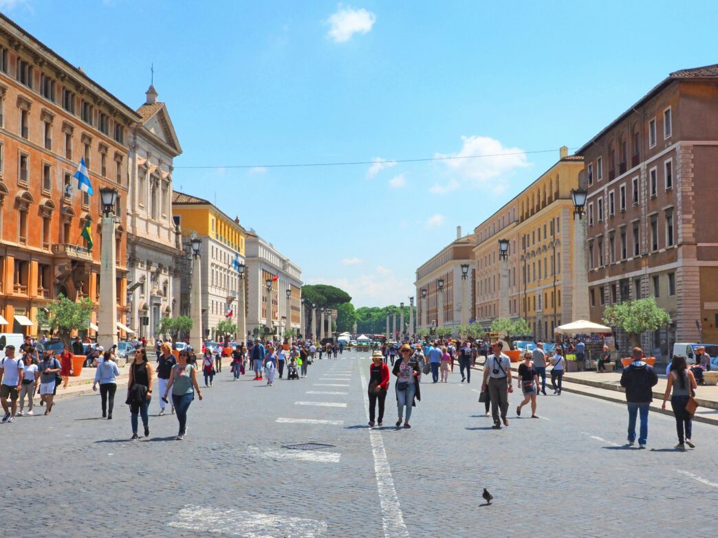Vista de la calle concurrida en Parma Promenade, bordeada de edificios históricos. Proyecto Parma Promenade impulsado con financiamiento de Nuveen.